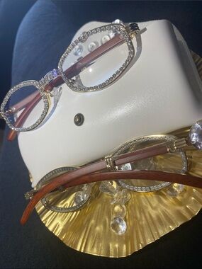 One (1) Celebrity Italian Unisex wooden frame with sparkling lab, diamond ice!